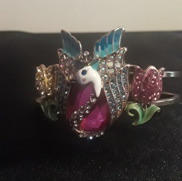 STUNNING SWAN GLASS AND GOLD BRACELET - Picture 1 of 5